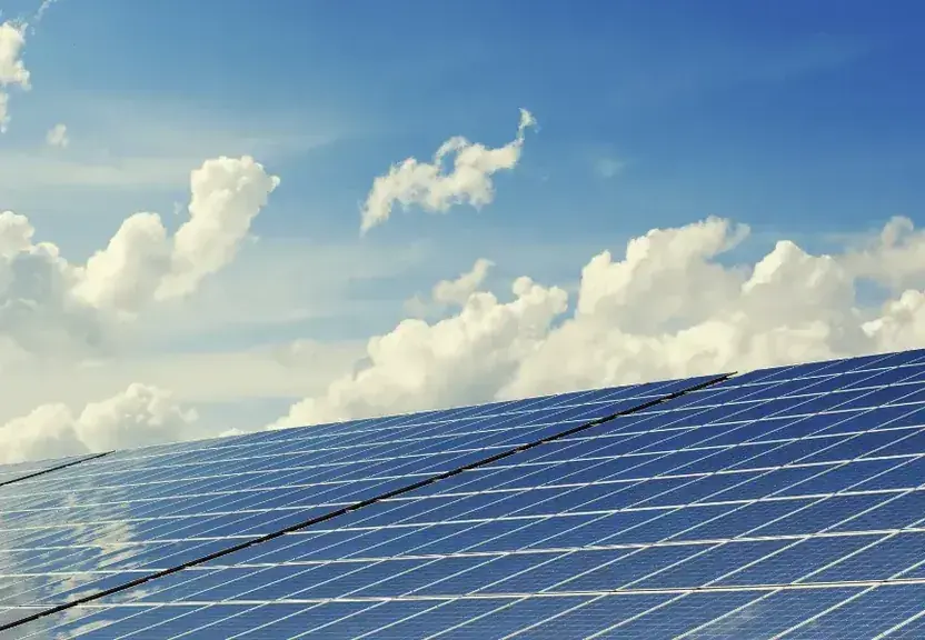 Fileira de placas de energia solar vista de baixo, contra o céu de Goiânia