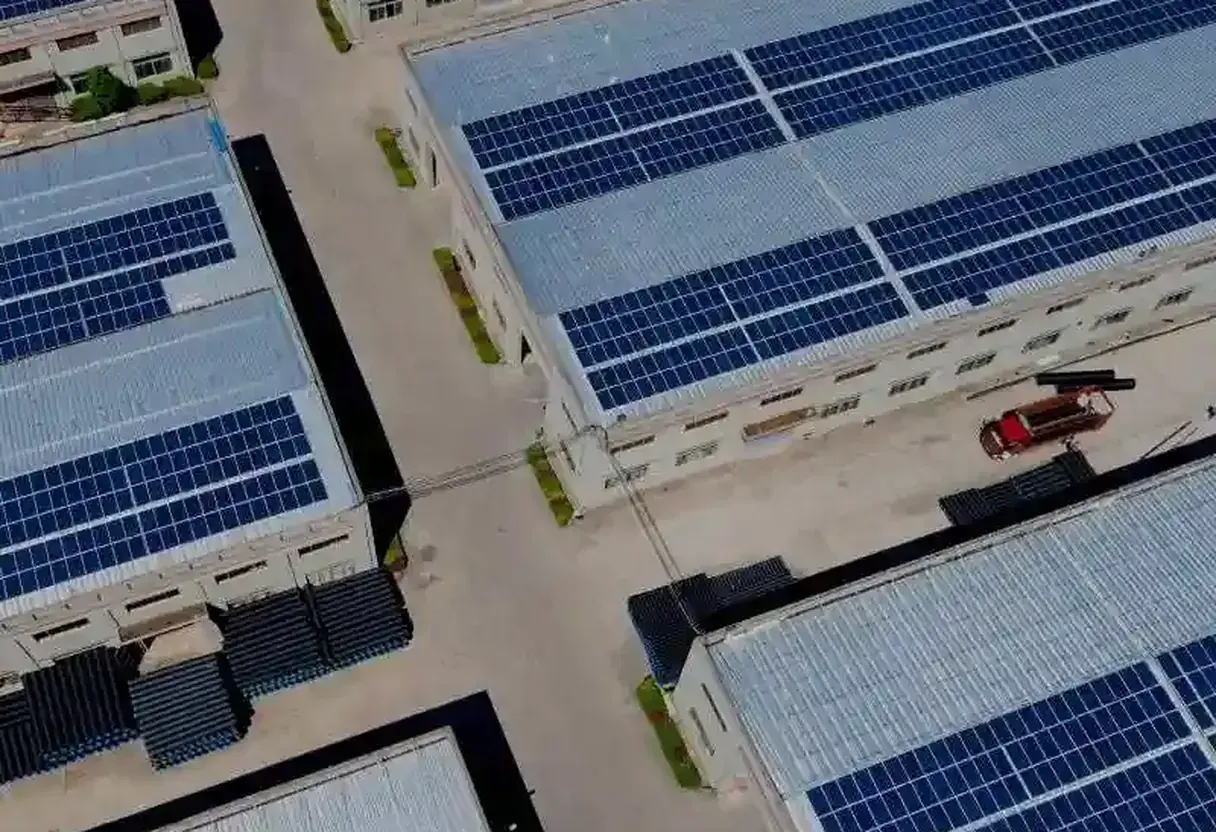 Galpão industrial em Goiânia com telhado coberto por placas solares, visto de cima